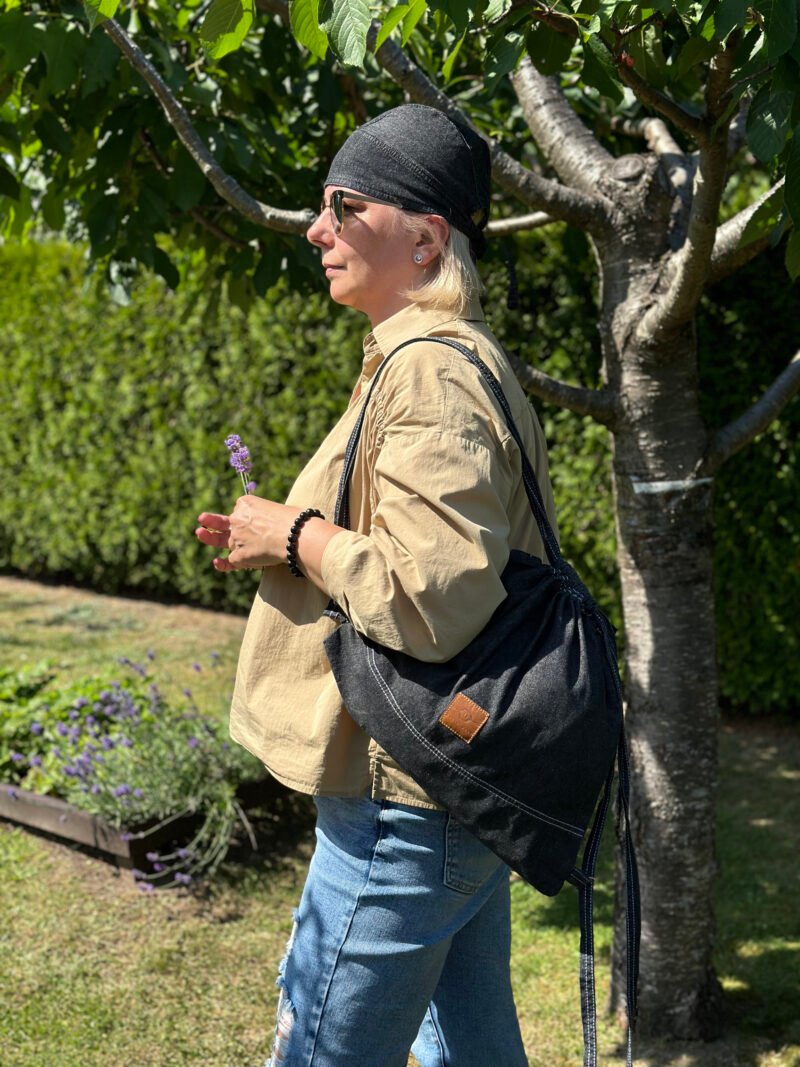 Juoda skarelė – bandana su raišteliais, Džinsinė kepuraitė siuvinėta